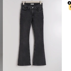 Mörkgrå bootcut jeans - Toppen skick💕köpt för 500kr, kan förhandla pris 