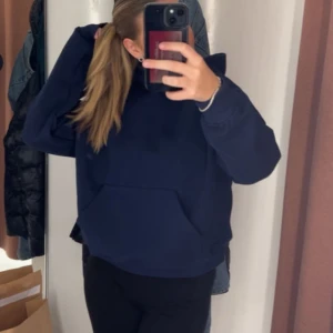 Mörkblå Hoodie  - Superfin mörkblå hoodie från Gina Tricot. Otroligt bra passform och perfekt luva! Säljer då jag köpte en storlek för liten 💕