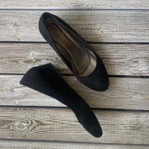 Balerinaskor  - Strl 39 : Dessa är ett par av svarta balerinaskor med klack. Säljs för att dem är för stora, inga större slitage, endast på sulan där de syns att dem är använda✨