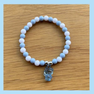 Hello kitty armband - 40 kr/styck 🤍  ca 16,5 cm lång!  (gjord med dubbeltråd för säkerhet) Frakt 18 kr (frimärke) 🩵