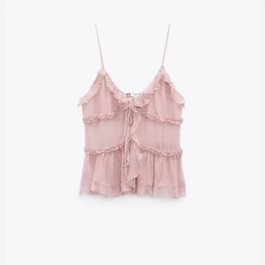 Zara topp - Säljer denna fina topp från zara. Den är i storlek S och helt i nyskick då jag aldrig använt den utan bara testat den. Skriv privat för egna bilder eller om ni har frågor❤️