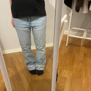 Ljusblåa jeans - Säljer dessa superfina ljusblåa straight jeansen.💗Jag har vikt upp dem på bilden eftersom det är lite för långa på mig