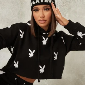 Croppad playboy hoodie - Playboy x Missguided hoodie, mer bilder finns om det efterfrågas 💕