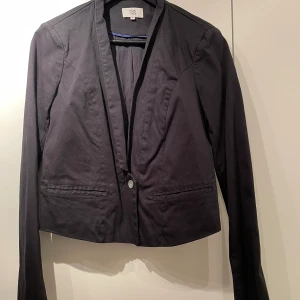 Noa Noa kavaj - I nyskick, svart kort kavaj i bomullsmaterial, snygga knappar på armarna. 