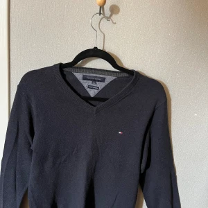 Tommy hilfiger tröja -  Snygg blå Kashmir blandad Tommy Hilfiger tröja i v-halsringad. Storlek xs. Inte använd. 