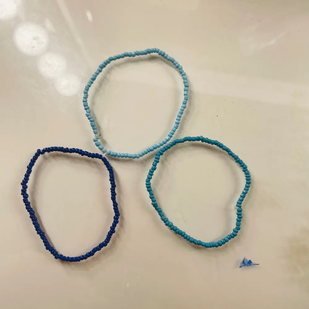 3 stycken armband med olika blåa nyanser som matchar varandra!🩵. Accessoarer.
