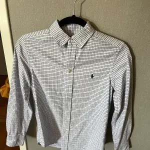  Rutig polo Ralph Lauren skjorta i utmärkt skick knappast använd därmed priset 300 kr. Skjortan är perfekt för sommaren