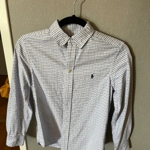 Ralph lauren skjorta.  -  Rutig polo Ralph Lauren skjorta i utmärkt skick knappast använd därmed priset 300 kr. Skjortan är perfekt för sommaren
