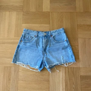Jeansshorts  - Säljer dessa snygga shorts som tyvärr är lite stora för mig som vanligtvis bär xs. Använda väldigt få gånger och därmed superbra skick🥰