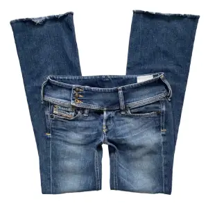 avklippta lågmidjade raka diesel jeans. midjemått: 74cm. Innerbenslängd: 78cm. Grendjup: 18cm. Jag är 166cm