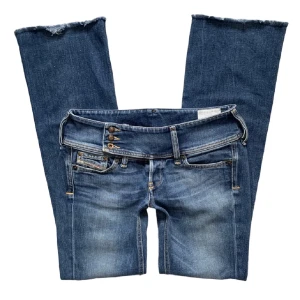 diesel jeans  -  avklippta lågmidjade raka diesel jeans. midjemått: 74cm. Innerbenslängd: 78cm. Grendjup: 18cm. Jag är 166cm