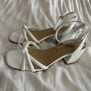 Vita klackar - Vita klackar i storlek 38, aldrig kommit till användning och har fortfarande trådarna kvar!❤️