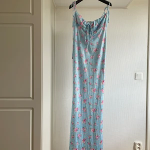 Långklänning BLÅ - Storlek L/M stretch oanvänd 