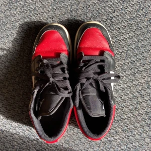 Low Jordan 1 - Jordans i jättebra skick som inte kommer till användning längre. Ungdomsstorlek men 39. De är äkta, köpta i Usa men har ingen låda till. Kan tvättas mer innan frakt ifall det önskas. Det är bara att fråga om fler bilder då man bara kan lägga in 3. 