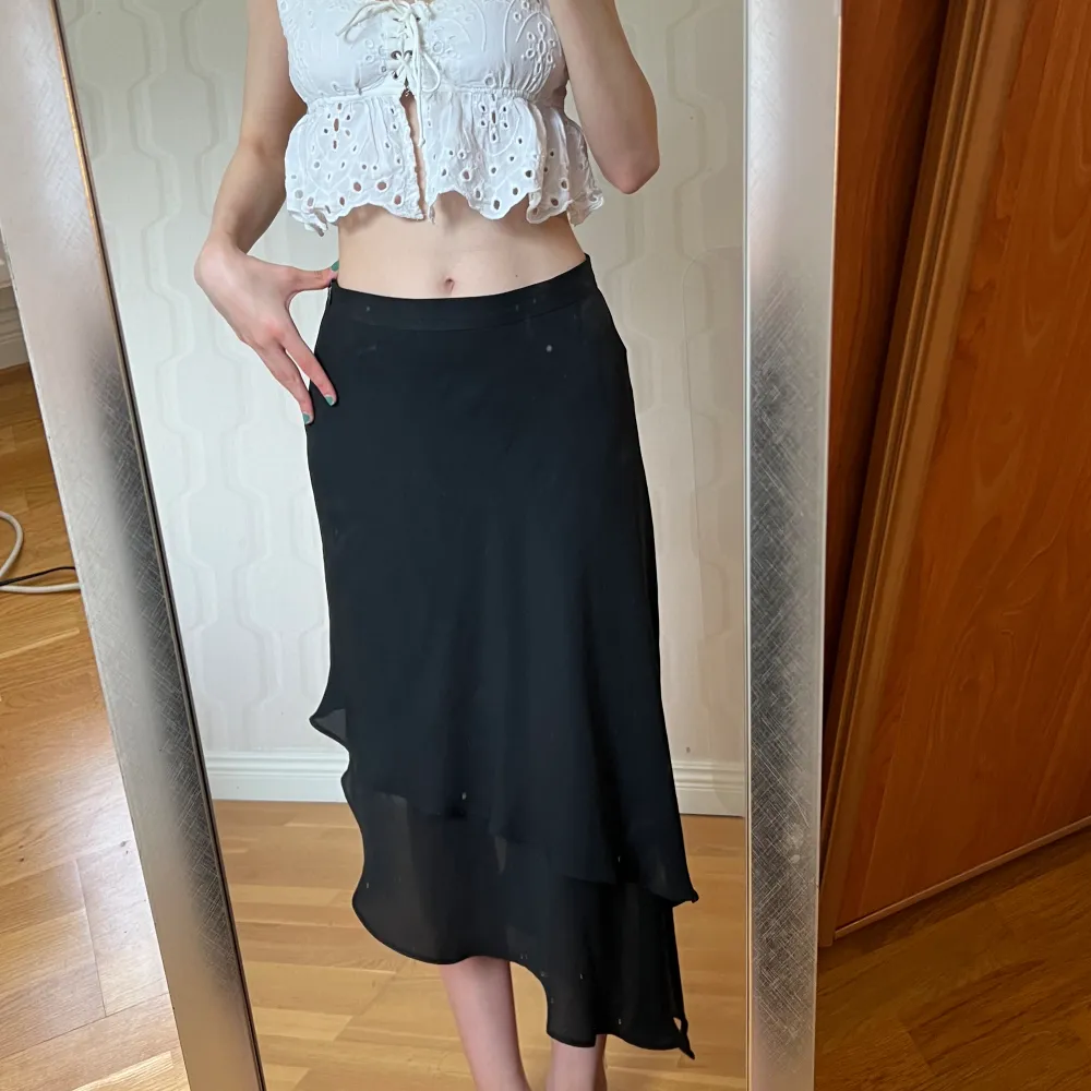 Lång volang kjol perfekt till sommaren☀️ har tre små hål längst ner på kjolen som inte syns men har sänkt priset på kjolen pga det🤍. Hameet.