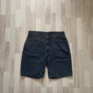 Svarta Vailent Loose Shorts - 299kr - Stone Wash Vailent Loose dhorts i storlek Large (W33). Inga defekter. 70% bomull, 30% återvunnen bomull blend. Läder tag på baksidan. För mått/fler bilder skriv privat.