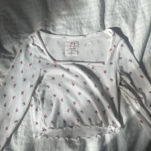 Vit blommig långärmad🤍💗 - En jättefin mjuk tröja i storlek S med söta små rosa blommor på 💗🌸