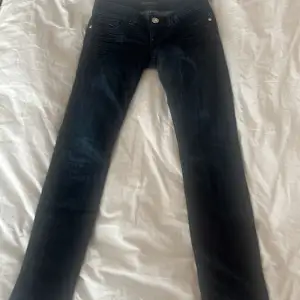 Jeans från guess i ”straight modell”  Midja rakt över:36 cm