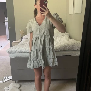 Zara klänning - Superfin klänning från zara i väldigt bra skick 🌟