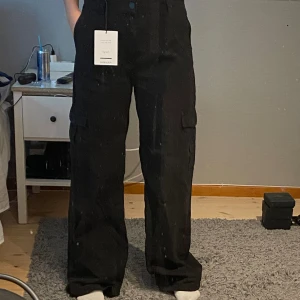 Cargopants - Säljes då som var förstora. Är storlek 38 men byxorna är storlek 40.   Aldrig använda och lappen sitter kvar.