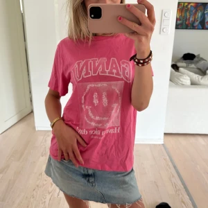 GANNI T-SHIRT - Säljer min coola GANNI t-shirt, använd fåtal gånger💋💋