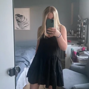 Klänning - En jättegullig svart klänning som tyvärr blivit för liten för mig🖤köparen står för frakten