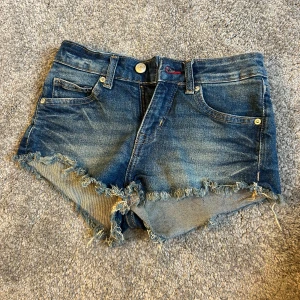 Jeansshorts - Verkligen så fina jeanshorts från H&M som tyvärr blivit för små, kvaliteten är toppen! 