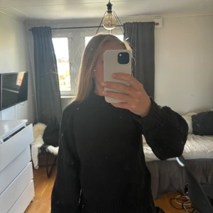 Stickad tröja  - Säljer denna svarta stickade tröja från Gina tricot då den är för liten för mig. Storlek S men ganska liten i storleken.