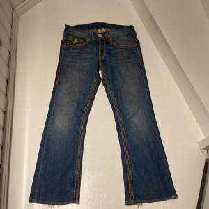 Snygga true religion jeans, lite slitna på botten och blivit lagade mellan insömarna men märks knappt. Skriv om några frågor