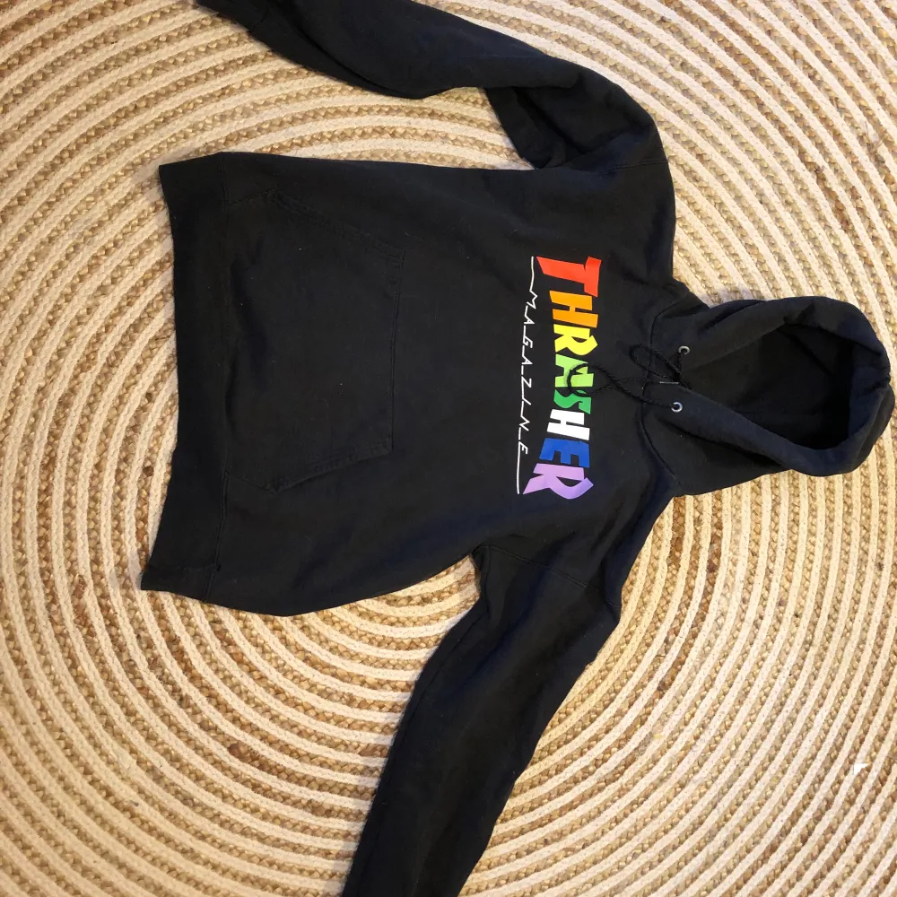 Säljer en Thrasher hoodie då den blivit liten. Mycket skön och den har tålt min 1 års användning på ett mycket bra sätt. Har ett par mycket små hål längst ner på tröjan som inte alls syns.. Hoodies.