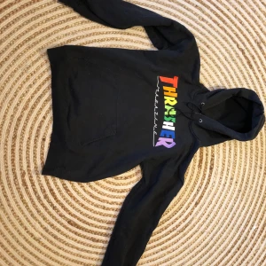 Thrasher hoodie - Säljer en Thrasher hoodie då den blivit liten. Mycket skön och den har tålt min 1 års användning på ett mycket bra sätt. Har ett par mycket små hål längst ner på tröjan som inte alls syns.