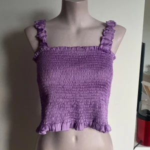 Lila tröja - Lila topp\linne, i storlek S. Använd, men ser fortfarande ny ut. 