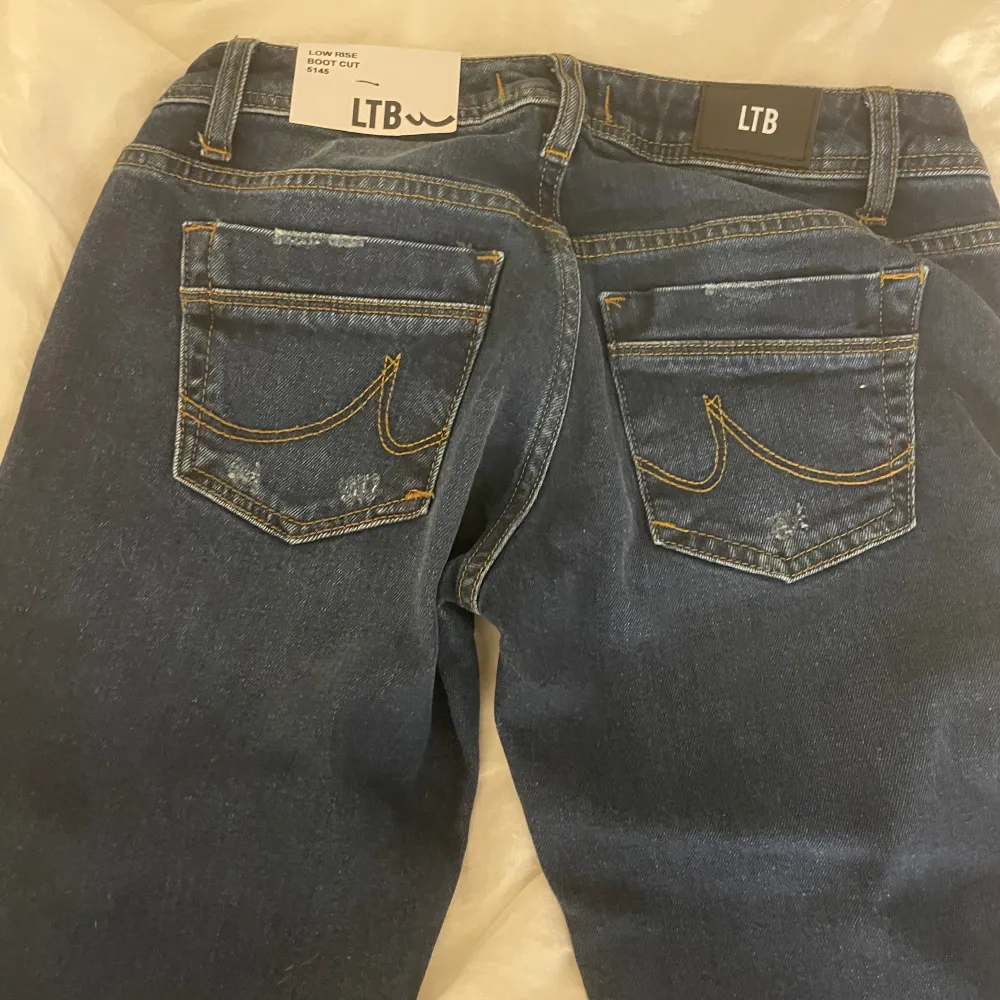 Low Waits, boot cut LTB jeans i str.26/32. Bra skick, helt nya och  aldrig använda❤️. Jeans & Byxor.