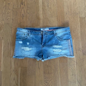 Jättesnygga lågmidjade shorts  - Supersnygga lågmidjade shorts med fina detaljer! Perfekta för sommaren! Köpta av en annan tjej secondhand. Inga defekter! Midjemått: 46 cm rakt över Längd: 27 cm✨💕  