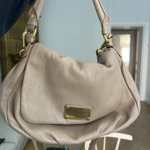 Marc Jacobs väska - Säljer min Marc Jacobs väska som inte kommer till användning. Helt utan fläckar och nästintill felfri. 