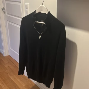 Halv zip HM - Knappt använd halfzip som är perfekt nu till sommarn :). Säljer då den är för stor.