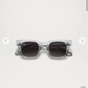 chimis 04 grey  - Jättesnygga gråa chimi solglasögon i 04. Säljer för jag har flera💗öppen för byten mot andra chimis💕kontakta mig innan ni köper💗