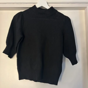 Svart trekvartsärmad stickad tröja  - En trekvartsärmad stickad tröja köpt på zalando för ca 2 årsen men knappt använd. Den är jättebra skick och är som ny🥰💕