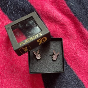 Play boy örhängen  - köpte på plick men trodde de var rosa men de var lila, igga att det va en fläck på asken men det var en pris lapp förut så lite klister är kvar ❤️