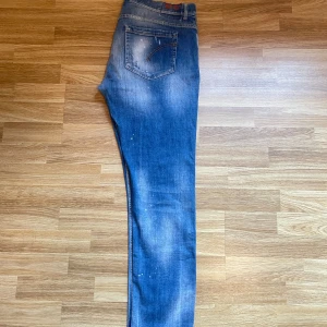 Dondup George - Tjena! Nu säljer vi dessa feta jeans ifrån märket Dondup i modellen "George" (slimfit). Jeansen är i storlek 38 med en riktigt go tvätt. Cond: 8.2/10 Retail pris ligger omkring 3500 men hos oss endast 749, vid några frågor är det bara att skriva. 