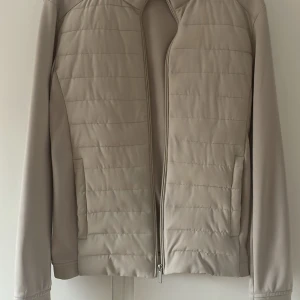 Hybridjacka - Nyskick, knappt använd.