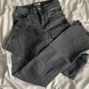 Gråa bootcut jeans ifrån Only!🩶 - Jätte fina gråa bootcut jeans ifrån Only.  Sytt dom lågmidjat men sytt tillbaka dom men de syns inte när man har på sig de + ni kan kolla på sida tre då man ser hur de ser ut!🩶