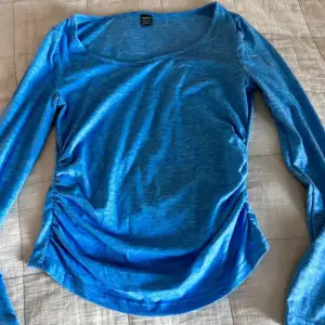 En ny och oanvänd blå långärmad tröja i storlek S men sitter mer som en XS ❤️