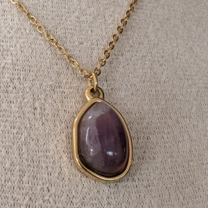 Rostfritt Stål Ej Vanlig Lila Naturlig Sten Halsband Hängsmycke, NY - Blåröd färg  Rostfritt stål  Oanvänd 