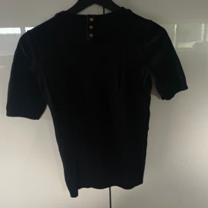 Stickad t-shirt ❤️ - Sitter jätte fint på! ❤️ Köpt för: 200kr