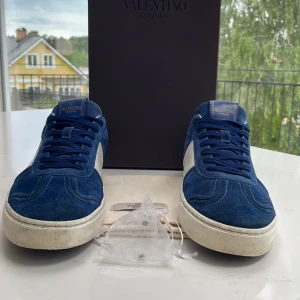 Valentino Flycrew  - Säljer nu ett par sällsynta Flycrews i färgen marinblå! Storlek: 43! ❗️Box, dustbag samt 2 extra nitar medföljer❗️Endast 3 nitar saknas! Hör av dig vid mista lilla fråga!!!