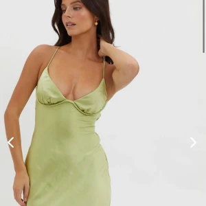 Grön satinklänning - Jättefin grön satinklänning från hemsidan Selfie Leslie. Köpt för 1300kr + frakt 500kr så 1800kr totalt. Tyckte inte den satt fint på mig och hade även beställt några andra klänningar som jag valde mellan. Säljer därmed denna 