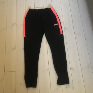 Fila sport byxor - Fila byxor som endast är prövade! Alltså helt nya, aldrig använda. Kolla min bio för mer info!