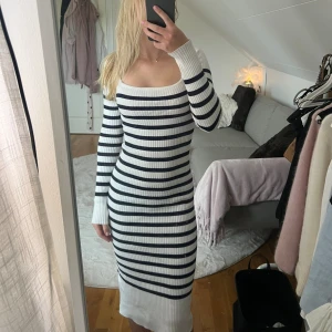 Klänning - Jättefin randig klänning ifrån Gina tricot 🩷 i bra skick, köparen står för frakten!