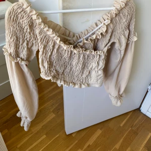 Beige blus/topp  - En jättefin topp som bara är använd två gånger. Tunt matrial som passar perfekt till våren/sommaren. 